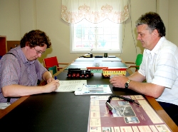 KUJmf:s ordf&ouml;rande skriver p&aring; depositionsavtalet i Hagfors. Klicka f&ouml;r fler bilder!