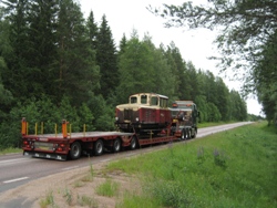 Landsvägstransport av lokomotorn. Klicka för större bild! (3,54 MB)