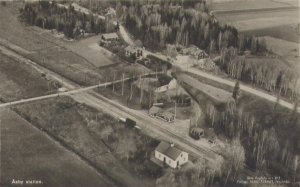 Alte Ansichtskarte mit Aussicht vom Flugzeug über den Bahnhof in Åsby. Klicken Sie für ein grösseres Bild! (75 kB)