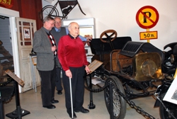 KUJmf members beside the locally built car Lamberts Express. Click for larger picture! (510 kB)