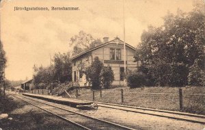 Gammalt vykort föreställande Bernshammar station. Klicka för större bild! (128 kB)