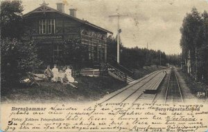 Gammalt vykort föreställande Bernshammar station. Klicka för större bild! (132 kB)