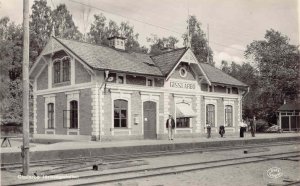 Alte Ansichtskarte vorstellend Gisslarbo Bahnhof. Klicken Sie für ein grösseres Bild! (104 kB)