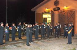 The marching band Lyran in front of the engine shed. Click for larger picture! (579 kB)