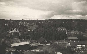 Alte Ansichtskarte vorstellend Källfallets Grube mit KURJ Verladekai im Vordergrund. Klicken Sie für ein grösseres Bild! (79 kB)