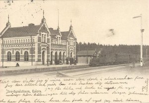 Alte Ansichtskarte vorstellend Kolsva Bahnhof. Klicken Sie für ein grösseres Bild! (120 kB)