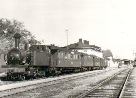 Köpings Bahnhof 1951, gemischter Zug von KUJ-Lok 11 gezogen, nach rechts ehemalige SWB-Gleis.