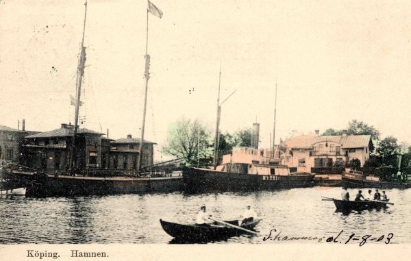 Aussicht über Köpings Hafen vor der Jahrhundertwende. KUJ:s erstes Empfangsgebäude links.