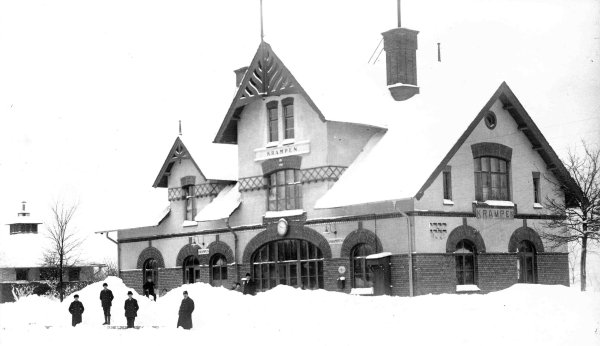 SJ Empfangsgebäude in Krampen von der Gleisseite gesehen im Winter