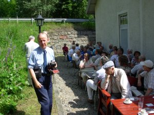 Kaffetrinkende Ausflugsteilnehmer ausserhalb Riddarhyttans Lokschuppen. Klicken Sie für ein grösseres Bild! (1,18 MB)