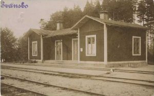 Alte Ansichtskarte vorstellend den Bahnhof Svansbo. Klicken Sie für ein grösseres Bild! (47 kB)