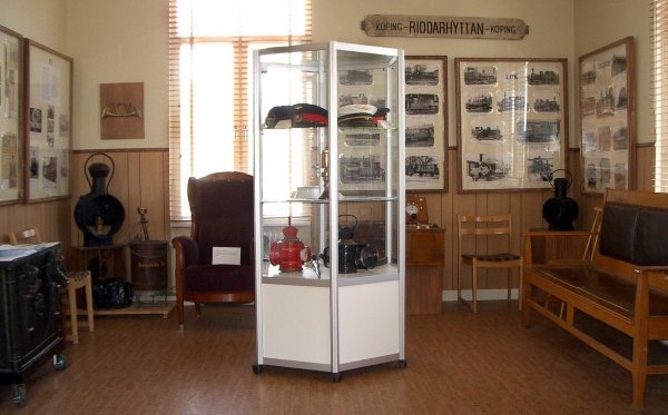 Anblick über unser Ausstellungslokal mit einer Sammlung von einzigartigen Gegenständen von KUJ/KURJ.
