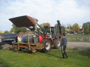 Der Tafelwagen aus Kolsva wird mit Hilfe von einen Traktor gehoben. Klicken Sie für ein grösseres Bild! (934 kB)