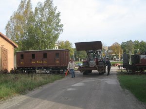 Kolsvatrallan passerar mellan personvagnen och ångloket. Klicka för större bild! (949 kB)