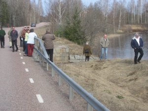 Utfärdsdeltagarna vid Oxbron på fd KURJ. Klicka för större bild! (866 kB)