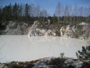 Äldre fältspatdagbrott vid Forshammar fyllt med mjölkfärgat vatten. Klicka för större bild! (685 kB)